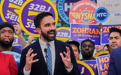 Le candidat démocrate à la mairie, Zohran Mamdani, s'exprimant lors d'un rassemblement au siège du Hotel & Gaming Trades Council, à New York, le 2 juillet 2025. (Crédit : Richard Drew/AP)