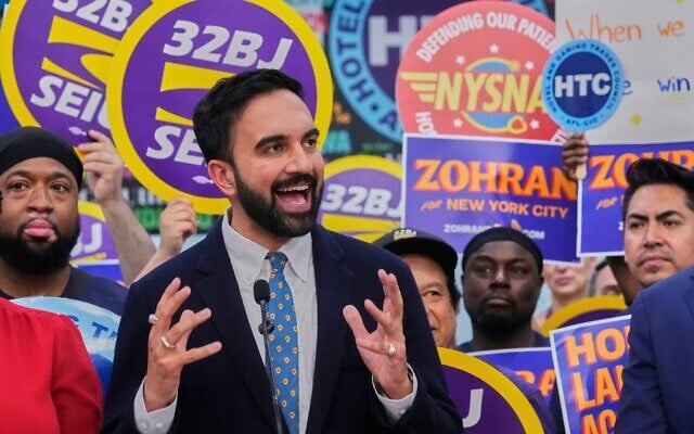 Le candidat démocrate à la mairie, Zohran Mamdani, s'exprimant lors d'un rassemblement au siège du Hotel & Gaming Trades Council, à New York, le 2 juillet 2025. (Crédit : Richard Drew/AP)