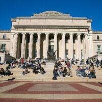 Des étudiants assis sur les marches du Low Memorial Library, sur le campus de l'université Columbia, à New York, le 10 février 2023. (Crédit : Ted Shaffrey/AP)