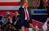 Le président américain Donald Trump fait un geste après avoir pris la parole lors d'un rassemblement à l'Iowa State Fairgrounds, le 3 juillet 2025, à Des Moines, dans l'Iowa. (Crédit : AP Photo/Charlie Neibergall)
