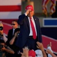 Le président américain Donald Trump fait un geste après avoir pris la parole lors d'un rassemblement à l'Iowa State Fairgrounds, le 3 juillet 2025, à Des Moines, dans l'Iowa. (Crédit : AP Photo/Charlie Neibergall)