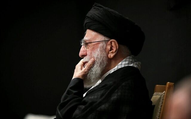 Sur cette photo fournie par le Bureau du guide suprême iranien, le guide suprême, l'ayatollah Ali Khamenei, assiste au rituel de deuil "Tasua" (neuvième jour) pour commémorer le martyre du petit-fils du prophète Mohammad, l'imam Hussein, au cours du mois islamique de Muharram précédant l'Achoura, le 5 juillet 2025. (Crédit : Bureau du guide suprême iranien via AP) Sur cette photo fournie par le Bureau du guide suprême iranien, le guide suprême, l'ayatollah Ali Khamenei, assiste au rituel de deuil "Tasua" (neuvième jour) pour commémorer le martyre du petit-fils du prophète Mohammad, l'imam Hussein, au cours du mois islamique de Muharram précédant l'Achoura, le 5 juillet 2025. (Crédit : Bureau du guide suprême iranien via AP)