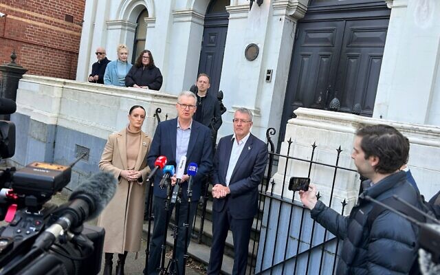La députée australienne Sarah Witty (au centre gauche) le ministre de l'Intérieur Tony Burke (au centre) et le député juif Mark Dreyfus (au centre droit) s'adressant aux médias devant la synagogue East Melbourne, à Melbourne, en Australie, le 6 juillet 2025. (Crédit : Rod McGuirk/AP) La députée australienne Sarah Witty (au centre gauche) le ministre de l'Intérieur Tony Burke (au centre) et le député juif Mark Dreyfus (au centre droit) s'adressant aux médias devant la synagogue East Melbourne, à Melbourne, en Australie, le 6 juillet 2025. (Crédit : Rod McGuirk/AP)