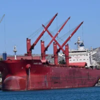 Le vraquier Magic Seas, battant pavillon libérien, dans la baie d'Ambelakia, sur l'île de Salamine, en Grèce, le 9 août 2022. (Crédit : Nektarios Papadakis via AP/Fichier)