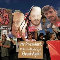 Des personnes manifestent pour la libération des otages détenus dans la bande de Gaza devant la succursale de l'ambassade des États-Unis à Tel Aviv, en Israël, le lundi 7 juillet 2025. (Crédit : AP/Oded Balilty)