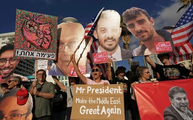 Des personnes manifestent pour la libération des otages détenus dans la bande de Gaza devant la succursale de l'ambassade des États-Unis à Tel Aviv, en Israël, le lundi 7 juillet 2025. (Crédit : AP/Oded Balilty)