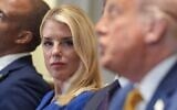 La procureure générale des États-Unis, Pam Bondi, à gauche, écoute le président américain Donald Trump, à droite, prendre la parole lors d'une réunion du cabinet à la Maison Blanche, à Washington, le 8 juillet 2025. (Crédit : AP Photo/Evan Vucci)