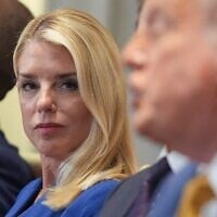 La procureure générale des États-Unis, Pam Bondi, à gauche, écoute le président américain Donald Trump, à droite, prendre la parole lors d'une réunion du cabinet à la Maison Blanche, à Washington, le 8 juillet 2025. (Crédit : AP Photo/Evan Vucci)