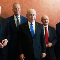 Le Premier ministre Benjamin Netanyahu aux côtés de législateurs américains avant une réunion au Capitole, à Washington, le 9 juillet 2025. (Crédit : Manuel Balce Ceneta/AP)