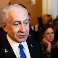 Le Premier ministre Benjamin Netanyahu s'adressant aux journalistes avant une réunion avec des parlementaires au Capitole, à Washington, le 9 juillet 2025. (Crédit : Manuel Balce Ceneta/AP)