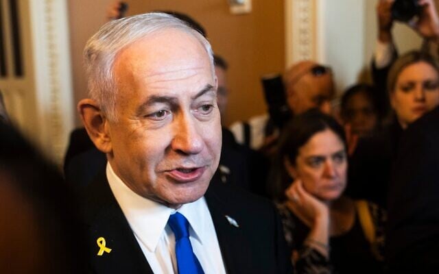 Le Premier ministre Benjamin Netanyahu s'adressant aux journalistes avant une réunion avec des parlementaires au Capitole, à Washington, le 9 juillet 2025. (Crédit : Manuel Balce Ceneta/AP)