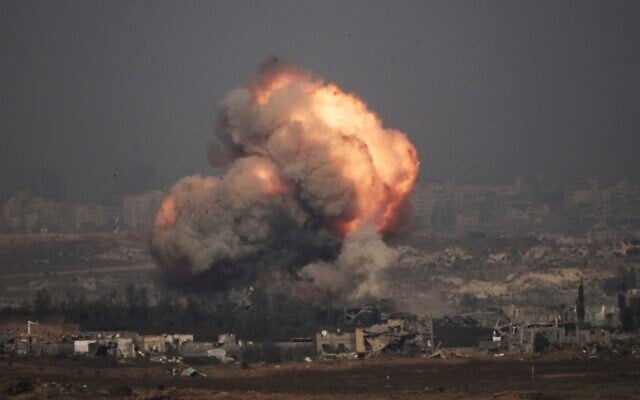 De la fumée et du feu s'élèvent dans le ciel après un bombardement de l'armée israélienne dans le nord de la bande de Gaza, vu depuis le sud d'Israël, le 10 juillet 2025. (Crédit : Leo Correa/AP)