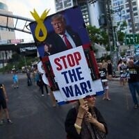 Les proches des otages détenus par le Hamas dans la bande de Gaza et leurs partisans réclamant un accord immédiat pour la libération des otages, lors d'une manifestation à Tel Aviv, le 10 juillet 2025. (Crédit : Ariel Schalit/AP)