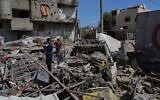 Des Gazaouis inspectant les décombres d'une station-service détruite lors d'une frappe aérienne israélienne à Deir al-Balah, dans le centre de la bande de Gaza, le 12 juillet 2025. (Crédit : Abdel Kareem Hana/AP)