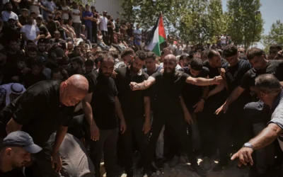 Des personnes aux funérailles des Américains d'origine palestinienne Saif Musallet, 20 ans, et Mohammed al-Shalabi lors de leurs funérailles dans le village d'Al-Mazraa ash-Sharqiya en Cisjordanie, le dimanche 13 juillet 2025. (Crédit : Leo Correa/AP)