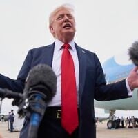 Le président américain Donald Trump s'adressant à la presse à son arrivée à la base militaire d'Andrews, dans le Maryland, en route pour Washington, après avoir assisté à la finale de la Coupe du monde des clubs de football, dans le New Jersey, le 13 juillet 2025. (Crédit : Jacquelyn Martin/AP)