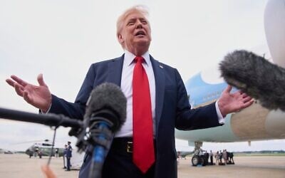 Le président américain Donald Trump s'adressant à la presse à son arrivée à la base militaire d'Andrews, dans le Maryland, en route pour Washington, après avoir assisté à la finale de la Coupe du monde des clubs de football, dans le New Jersey, le 13 juillet 2025. (Crédit : Jacquelyn Martin/AP)