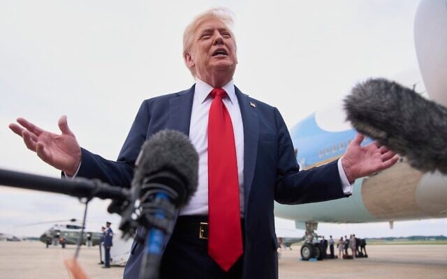 Le président américain Donald Trump s'adressant à la presse à son arrivée à la base militaire d'Andrews, dans le Maryland, en route pour Washington, après avoir assisté à la finale de la Coupe du monde des clubs de football, dans le New Jersey, le 13 juillet 2025. (Crédit : Jacquelyn Martin/AP)