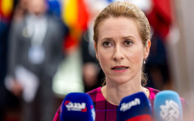 Kaja Kallas, responsable de la politique étrangère de l'Union européenne, arrive à la réunion ministérielle UE-Voisinage Sud au bâtiment du Conseil de l'UE à Bruxelles, le 14 juillet 2025. (Crédit : AP Photo/Geert Vanden Wijngaert)
