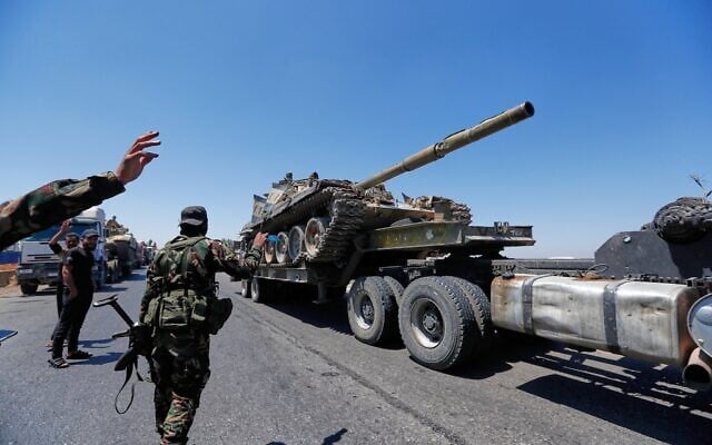 Un char du régime syrien est transporté sur un camion alors que les forces se retirent de la ville de Sweida, sur l'autoroute de Daraa, dans le sud de la Syrie, le mardi 15 juillet 2025. (Crédit : Omar Sanadiki/AP)