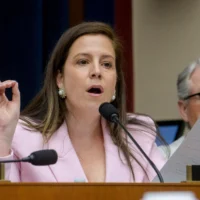 Elise Stefanik, représentante républicaine de New York, interroge des dirigeants d'université lors d'une audience de la Commission de l'Éducation de la Chambre des représentants au Capitole, à Washington, DC, le 15 juillet 2025. (Crédit : AP/Rod Lamkey, Jr.)
