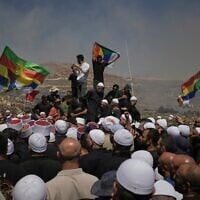 Des Druzes de Syrie et d'Israël manifestant à la frontière israélo-syrienne, le 16 juillet 2025. (Crédit : Leo Correa/AP)