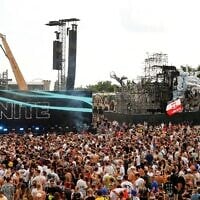 Des spectateurs assistant au festival de musique Tomorrowland, à Boom, en Belgique, le 18 juillet 2025. (Crédit : Omar Havana/AP)