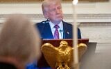 Le président américain Donald Trump s'exprime lors d'un dîner pour les sénateurs républicains dans la salle à manger d'État de la Maison Blanche, le 18 juillet 2025, à Washington. (Crédit : AP Photo/Alex Brandon)