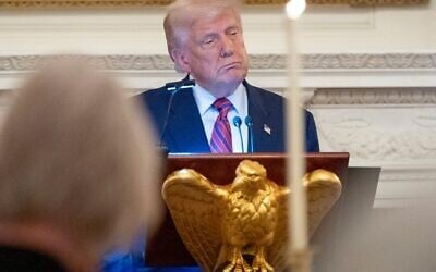 Le président américain Donald Trump s'exprime lors d'un dîner pour les sénateurs républicains dans la salle à manger d'État de la Maison Blanche, le 18 juillet 2025, à Washington. (Crédit : AP Photo/Alex Brandon)