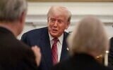 Le président américain Donald Trump accueille ses partisans lors d'un dîner pour les sénateurs républicains dans la salle à manger d'État de la Maison Blanche, le 18 juillet 2025, à Washington. (Crédit : AP Photo/Alex Brandon)