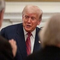 Le président américain Donald Trump accueille ses partisans lors d'un dîner pour les sénateurs républicains dans la salle à manger d'État de la Maison Blanche, le 18 juillet 2025, à Washington. (Crédit : AP Photo/Alex Brandon)