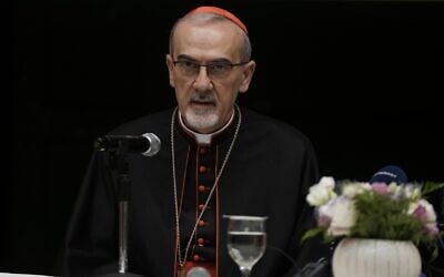Le cardinal Pierbattista Pizzaballa, patriarche latin, s'exprime lors d'une conférence de presse conjointe avec le patriarche grec orthodoxe Theophilos III, non représenté, à la suite de leur visite dans la bande de Gaza, à Jérusalem, le 22 juillet 2025. (Crédit : Mahmoud Illean/AP)
