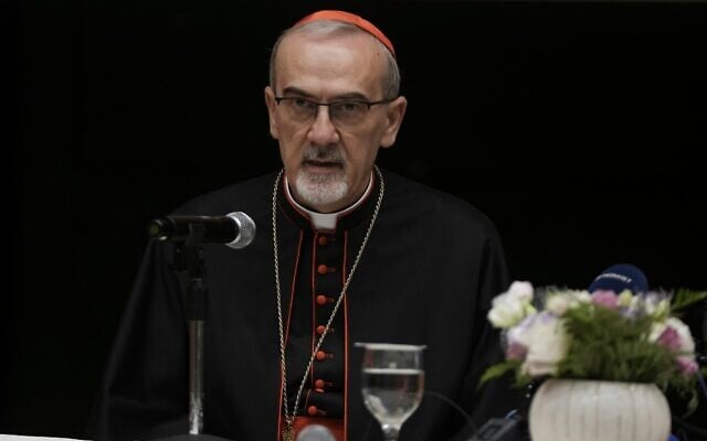 Le cardinal Pierbattista Pizzaballa, patriarche latin, s'exprime lors d'une conférence de presse conjointe avec le patriarche grec orthodoxe Theophilos III, non représenté, à la suite de leur visite dans la bande de Gaza, à Jérusalem, le 22 juillet 2025. (Crédit : Mahmoud Illean/AP) Le cardinal Pierbattista Pizzaballa, patriarche latin, s'exprime lors d'une conférence de presse conjointe avec le patriarche grec orthodoxe Theophilos III, non représenté, à la suite de leur visite dans la bande de Gaza, à Jérusalem, le 22 juillet 2025. (Crédit : Mahmoud Illean/AP)