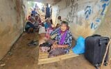 Des Thaïlandais ayant fui les affrontements entre soldats thaïlandais et cambodgiens s'abritent dans la province de Surin, dans le nord-est de la Thaïlande, le jeudi 24 juillet 2025. (Crédit : AP Photo/Sunny Chittawil)