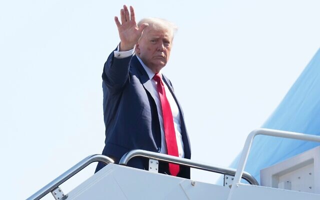 Le président américain Donald Trump saluant la foule alors qu'il monte à bord de l'Air Force One, en route pour l'Écosse, à la base militaire d'Andrews, dans le Maryland, le 25 juillet 2025. (Crédit : Jacquelyn Martin/AP)