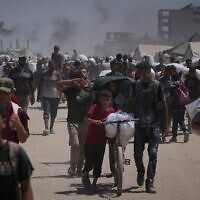 Illustration : des Palestiniens transportent des sacs de farine déchargés d'un convoi d'aide humanitaire arrivé à Gaza City depuis le nord de la bande de Gaza, dimanche 27 juillet 2025. (Crédit : AP Photo/Abdel Kareem Hana)
