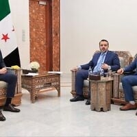 Le président par intérim de la Syrie, Ahmad al-Sharaa, à gauche, rencontre le ministre des Affaires étrangères syrien, Asaad al-Shibani, au centre, et Mohammed Taha al-Ahmad, président de la Commission supérieure pour les élections à l'Assemblée populaire, à droite, à Damas, en Syrie, le 27 juillet 2025. (Crédit : Agence de presse officielle syrienne, SANA via AP)