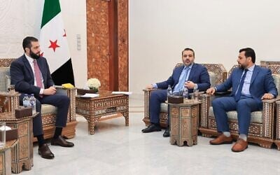 Le président par intérim de la Syrie, Ahmad al-Sharaa, à gauche, rencontre le ministre des Affaires étrangères syrien, Asaad al-Shibani, au centre, et Mohammed Taha al-Ahmad, président de la Commission supérieure pour les élections à l'Assemblée populaire, à droite, à Damas, en Syrie, le 27 juillet 2025. (Crédit : Agence de presse officielle syrienne, SANA via AP)