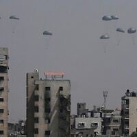 Illustration : L'aide humanitaire est larguée aux Palestiniens au-dessus de la ville de Gaza, dans le nord de la bande de Gaza, le 28 juillet 2025. (Crédit : AP Photo/Jehad Alshrafi)