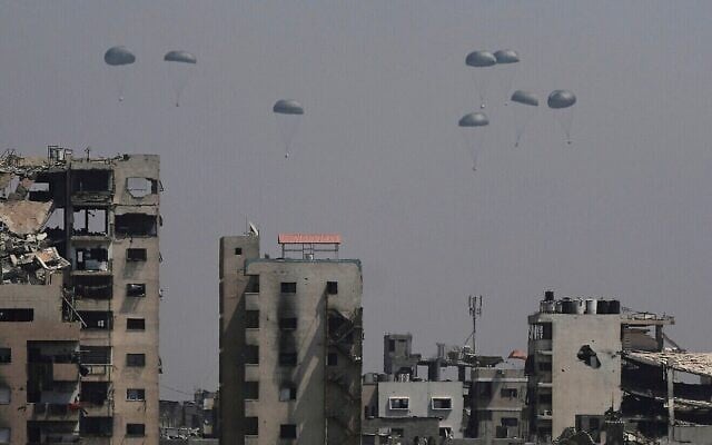 Illustration : L'aide humanitaire est larguée aux Palestiniens au-dessus de la ville de Gaza, dans le nord de la bande de Gaza, le 28 juillet 2025. (Crédit : AP Photo/Jehad Alshrafi)