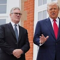 Le président américain Donald Trump s'adressant aux médias aux côtés du Premier ministre britannique Keir Starmer, sur le terrain de golf Trump Turnberry, à Turnberry, en Écosse, le 28 juillet 2025. (Crédit : Jacquelyn Martin/AP)