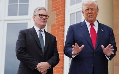 Le président américain Donald Trump s'adressant aux médias aux côtés du Premier ministre britannique Keir Starmer, sur le terrain de golf Trump Turnberry, à Turnberry, en Écosse, le 28 juillet 2025. (Crédit : Jacquelyn Martin/AP)