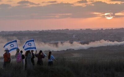 Des militants de droite israéliens surveillent le nord de la bande de Gaza lors d'un rassemblement appelant au rétablissement des implantations juives dans la bande de Gaza, près de la frontière sud d'Israël, le mercredi 30 juillet 2025. (Crédit : AP/Ohad Zwigenberg)