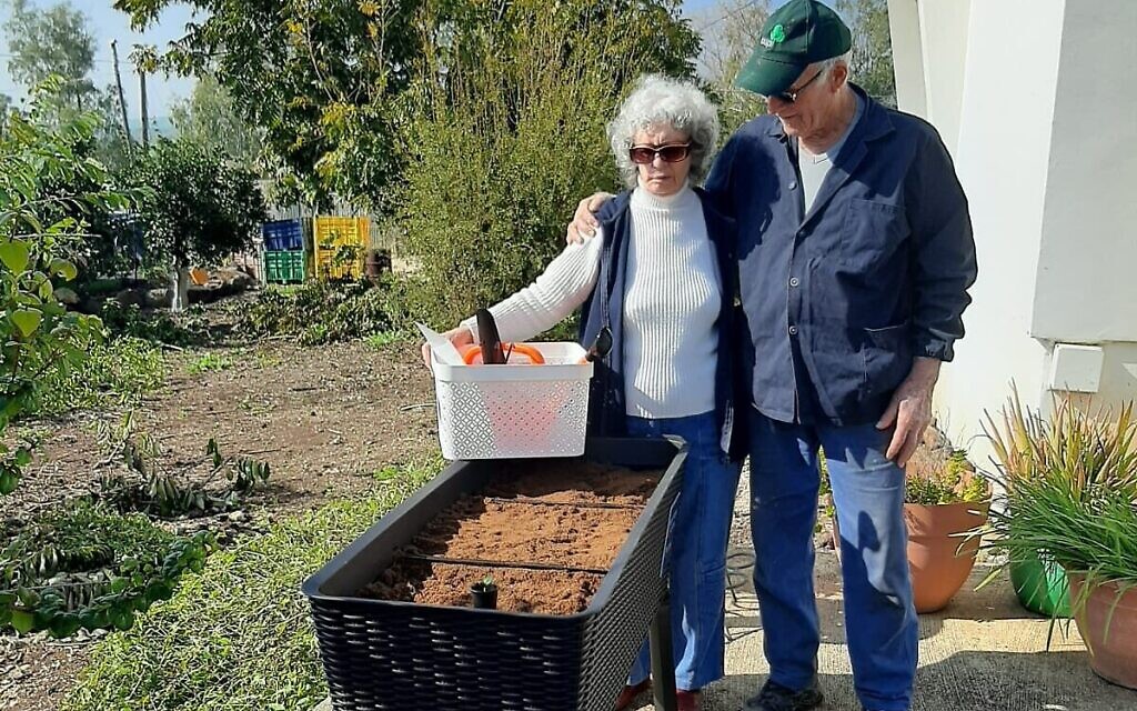 Dudu Argaman (à droite) et son epouse Bat-sheva devant leur maison et leur verger de manguiers dans le Moshav Almagor, dans le nord d'Israël. (Crédit : Autorisation) Dudu Argaman (à droite) et son epouse Bat-sheva devant leur maison et leur verger de manguiers dans le Moshav Almagor, dans le nord d'Israël. (Crédit : Autorisation)