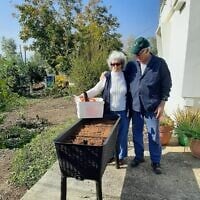 Dudu Argaman (à droite) et son epouse Bat-sheva devant leur maison et leur verger de manguiers dans le Moshav Almagor, dans le nord d'Israël. (Crédit : Autorisation)
