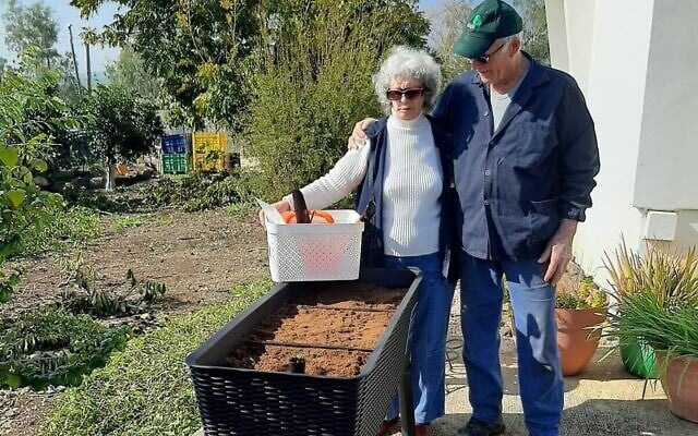 Dudu Argaman (à droite) et son epouse Bat-sheva devant leur maison et leur verger de manguiers dans le Moshav Almagor, dans le nord d'Israël. (Crédit : Autorisation)