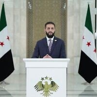 Le président par intérim syrien Ahmed al-Sharaa s'exprimant dans une déclaration enregistrée publiée tôt le 17 juillet 2025, à la suite d'affrontements et de frappes israéliennes dans la province à majorité druze de Soueïda. (Crédit : Capture d'écran/Telegram)
