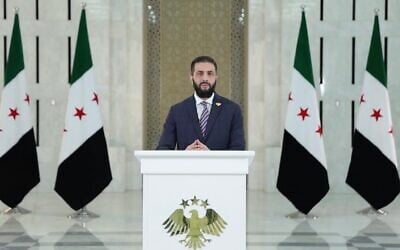 Le président par intérim syrien Ahmed al-Sharaa s'exprimant dans une déclaration enregistrée publiée tôt le 17 juillet 2025, à la suite d'affrontements et de frappes israéliennes dans la province à majorité druze de Soueïda. (Crédit : Capture d'écran/Telegram)