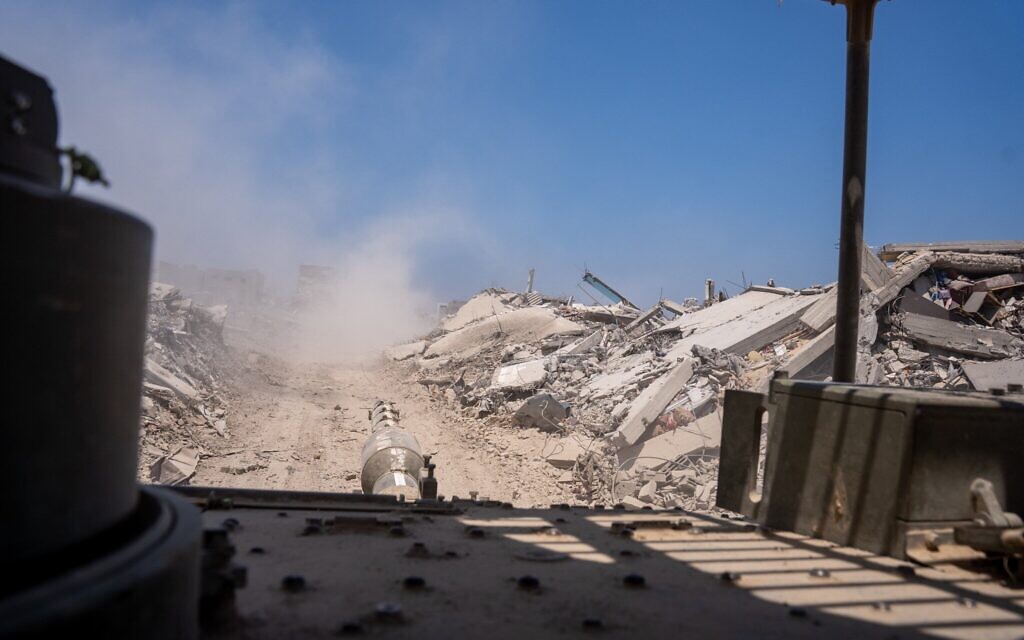 La vue depuis un char israélien sur les quartiers de Daraj et Tuffah, en périphérie de Gaza City, le 23 juillet 2025. (Crédit : Emanuel Fabian/Times of Israel)