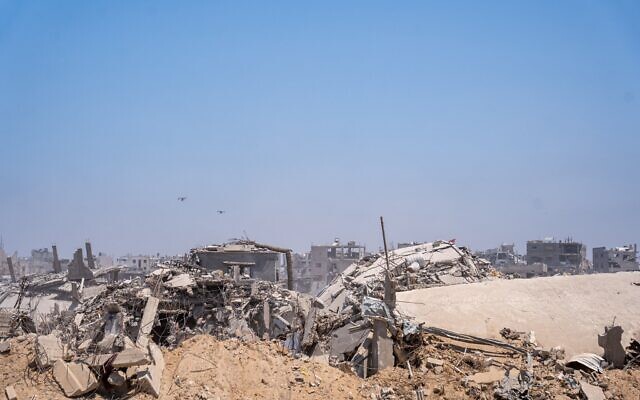 Illustration : Des drones de l'armée israélienne volant en périphérie des quartiers Daraj et Tuffah, à Gaza City, le 23 juillet 2025. (Crédit : Emanuel Fabian/Times of Israel) Illustration : Des drones de l'armée israélienne volant en périphérie des quartiers Daraj et Tuffah, à Gaza City, le 23 juillet 2025. (Crédit : Emanuel Fabian/Times of Israel)